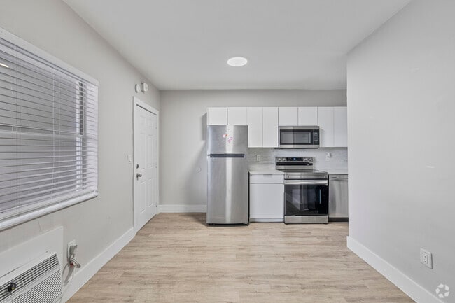 1BR, 1BA - 550SF - Living Room - 1315 NE Miami Court