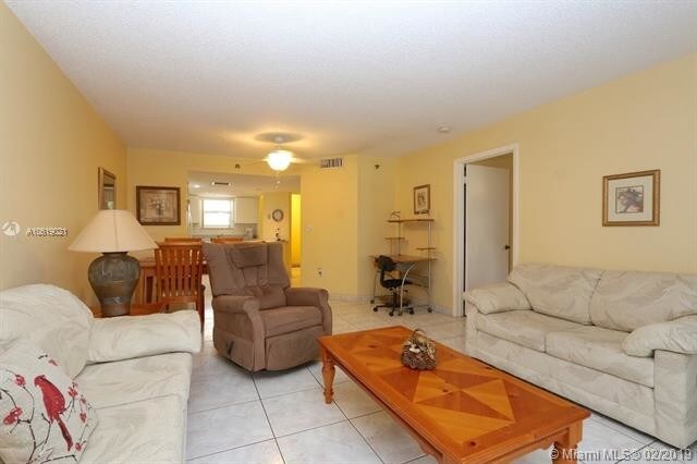 Foto del edificio - 17801 N Bay Rd  304
