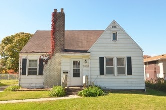 Building Photo - 1303 Oakland Rd NE