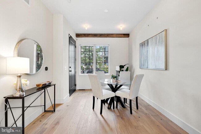 Foto del edificio - 774 Girard St NW