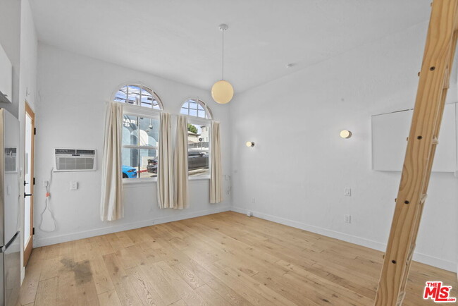 Building Photo - 1341 Lilac Terrace