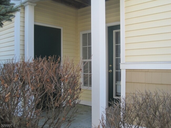 Building Photo - 141 Old Farm Dr