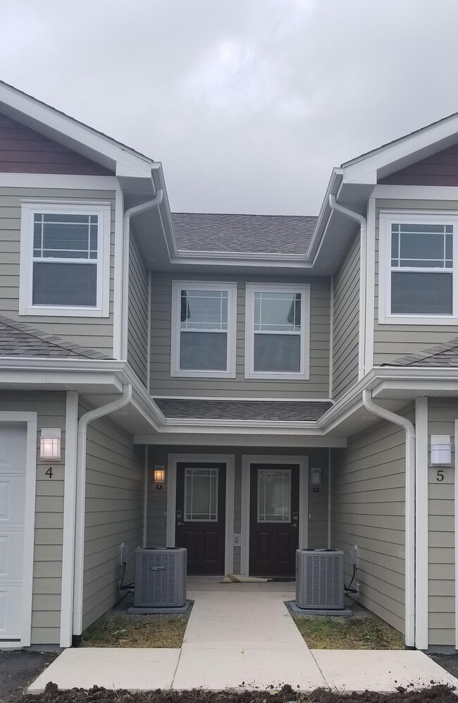 Foto del edificio - Whispering Echoes Townhomes