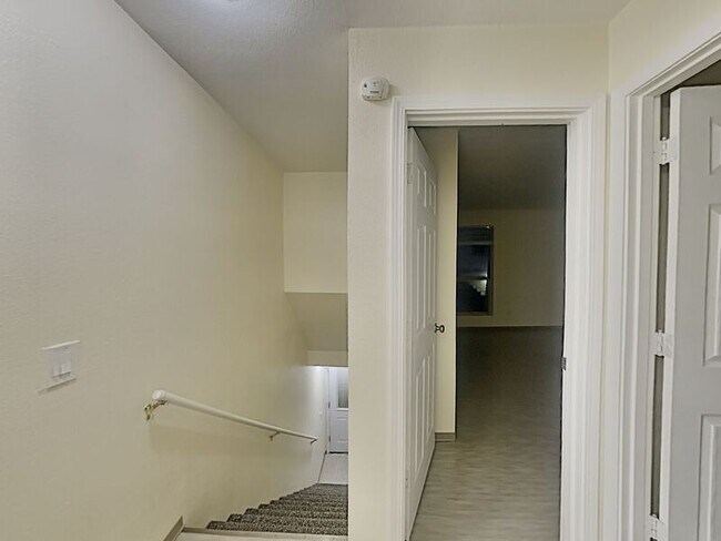 Building Photo - 1516 N Brook Ct