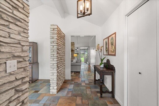 Foto del edificio - 9503 Castlewood Dr