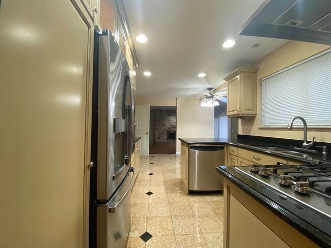 Building Photo - 17381 Washington Ct