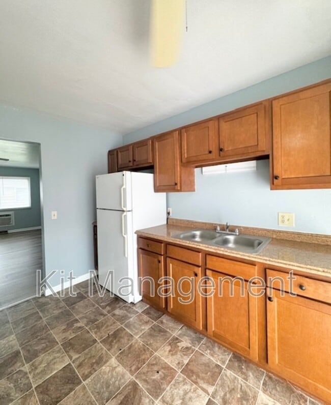 Building Photo - 2241 W Laskey Rd