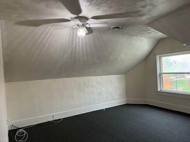 Dormitorio - 337 W 6th St