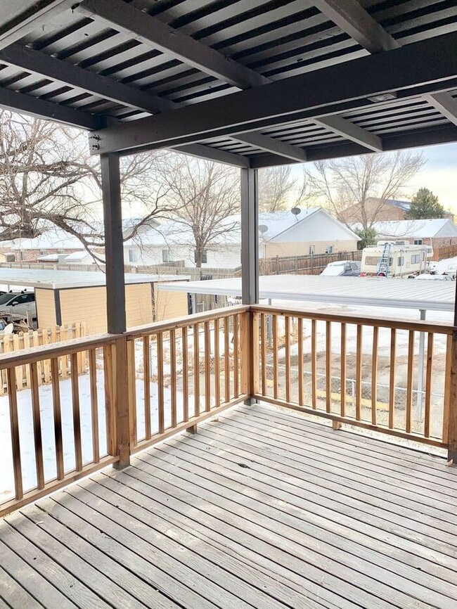 Building Photo - Large Two-Bedroom Apartment with Private H...