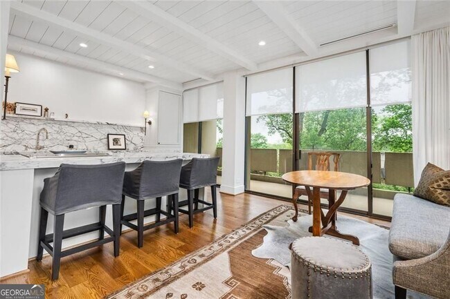 Foto del edificio - 2575 Peachtree Rd NE