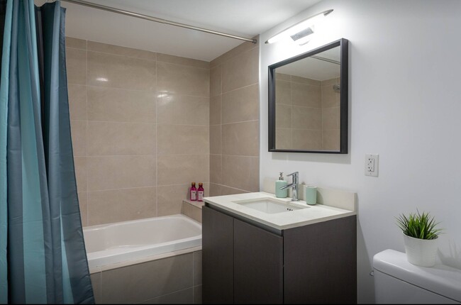2nd bedroom on suite bathroom - 6620 Indian Creek Dr