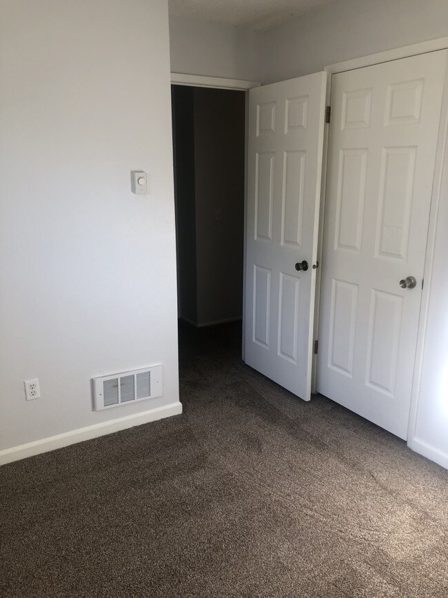 Building Photo - Fairway Drive Duplex