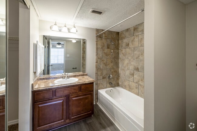 Baño de 2BR, 2BA Classic - The Vineyards at Napa Valley