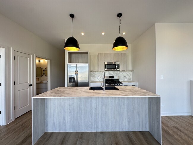 Foto del edificio - 6340 W Belmont Ave