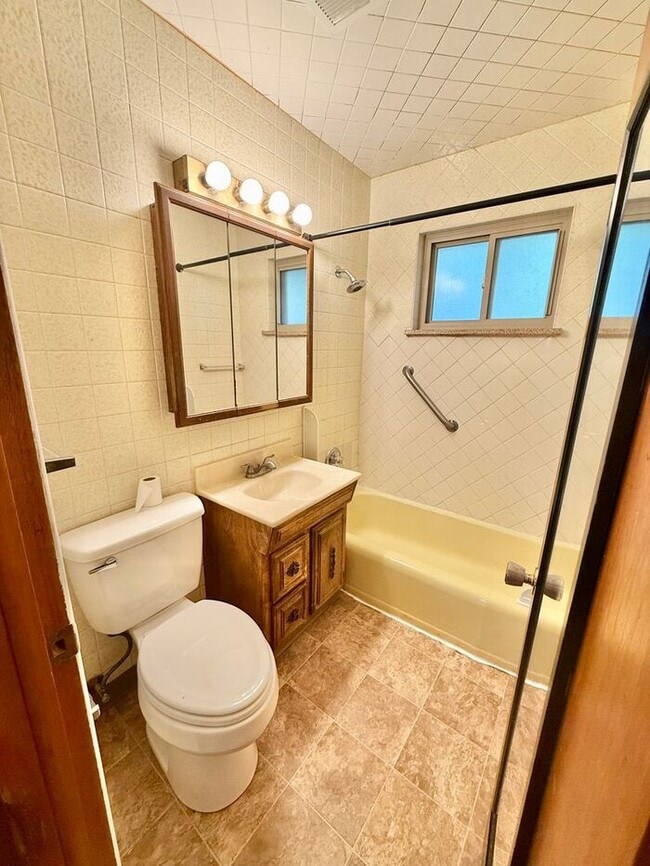 Building Photo - Spacious 3 Bedroom, 1.5 Bathroom Home in G...