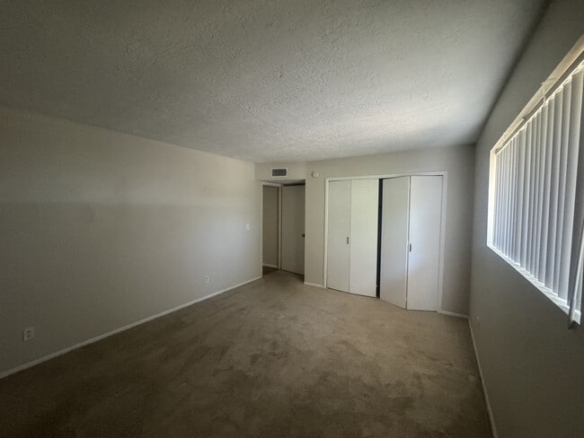Building Photo - 935 Country Club Dr