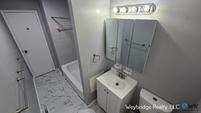 Building Photo - A Nice 3-Bed 1 Bath House in Northside!!!