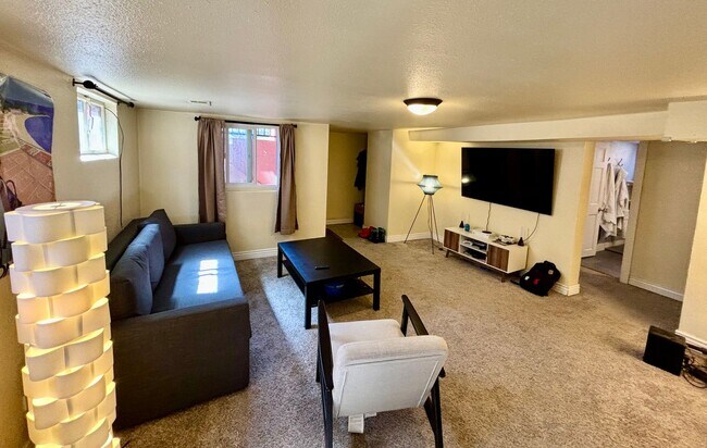 Foto del edificio - Cozy 2-Bed Downstairs Duplex, Close to CSU...