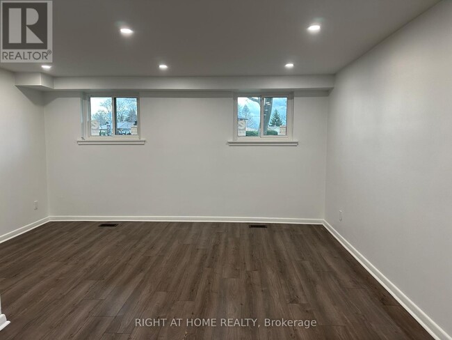 Photo du bâtiment - 606 Lansdowne Dr