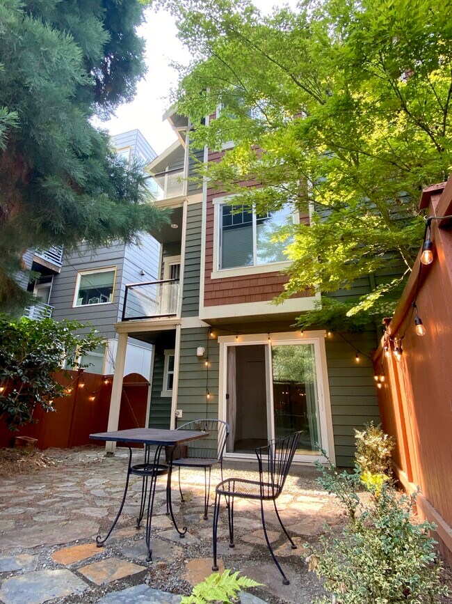 Enclosed garden / patio off the 3rd bedroom - 121 21st Ave E