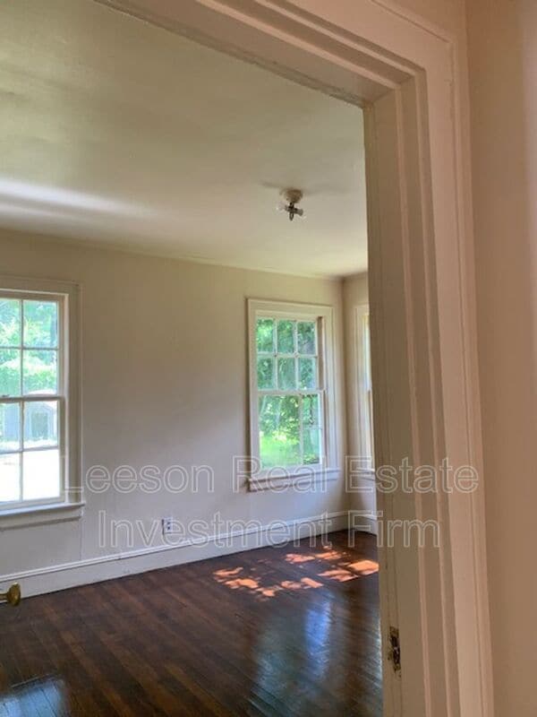 Building Photo - 3548 Lakeshore Dr