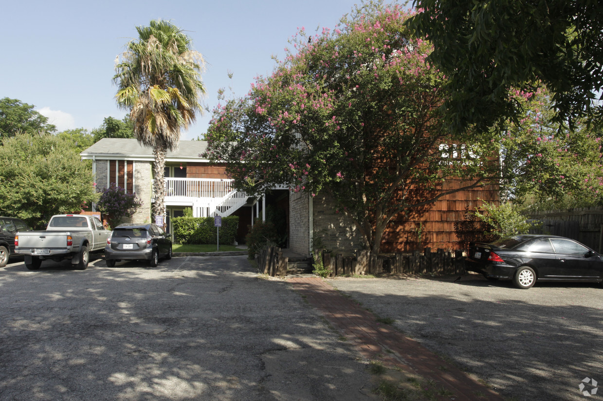 Building Photo - Plum Tree Apartments