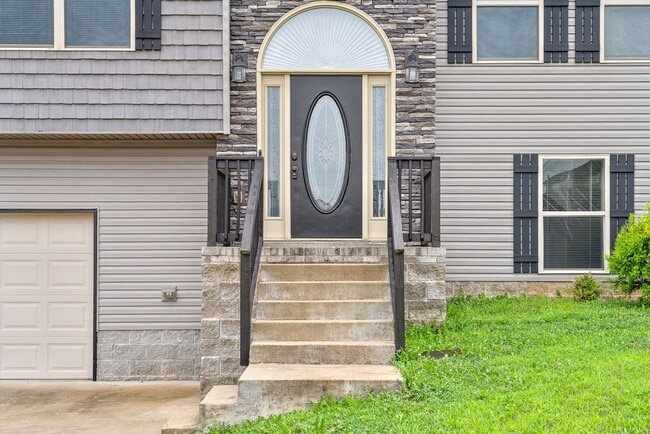 Building Photo - Pet Friendly Four Bedroom with Basement!