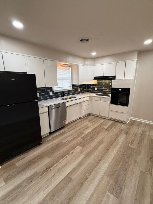 Building Photo - Fully Remodeled Home for Rent – Central Norman