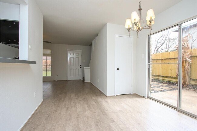 Foto del edificio - 9217 Vogue Ln