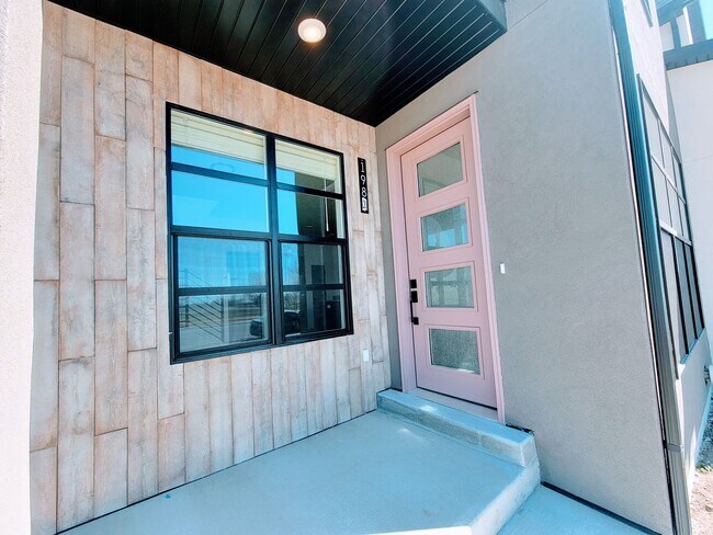 Building Photo - Absolutely GORGEOUS Lehi Townhomes!!!