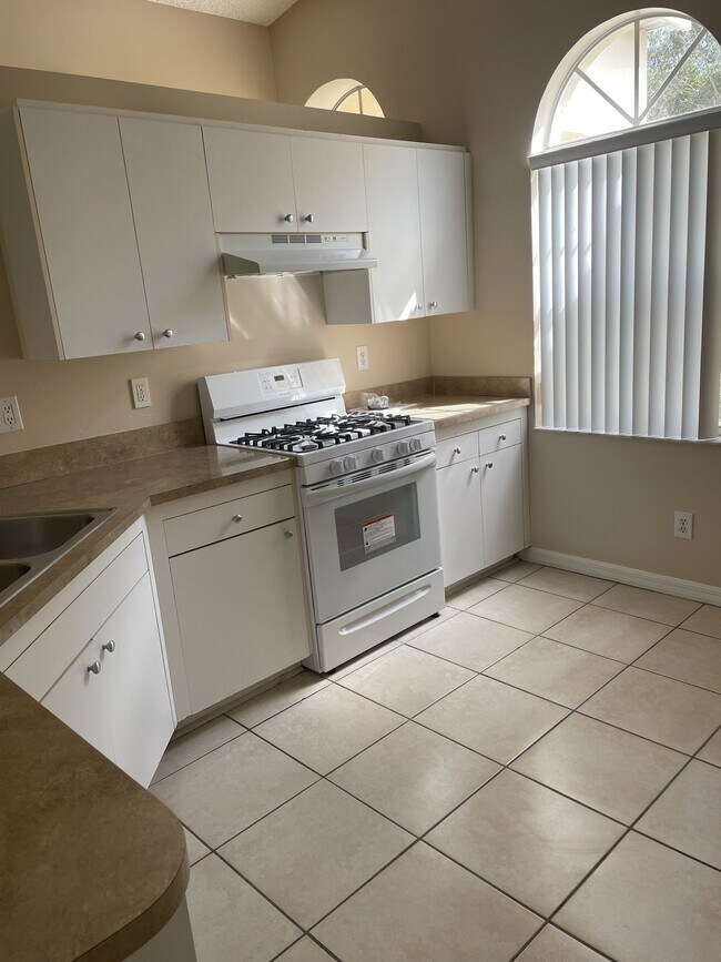Building Photo - 3 bedroom, 2 bath conveniently located home!
