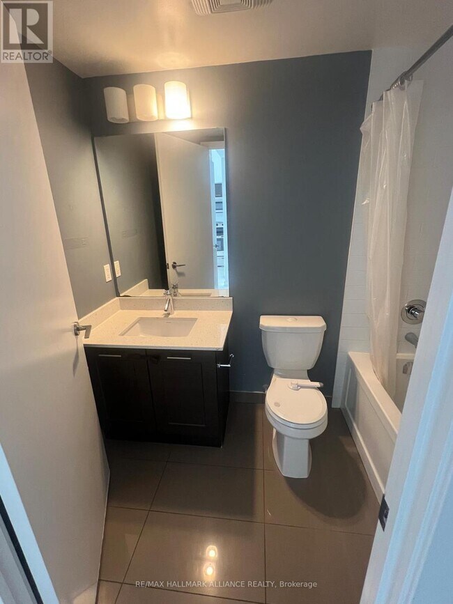 Photo du bâtiment - 2220 Lake Shore Blvd W