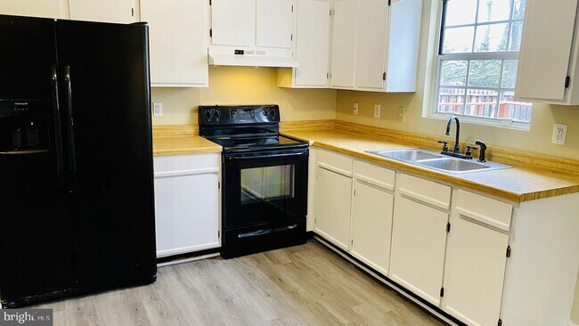 Building Photo - 233 Buckingham Dr