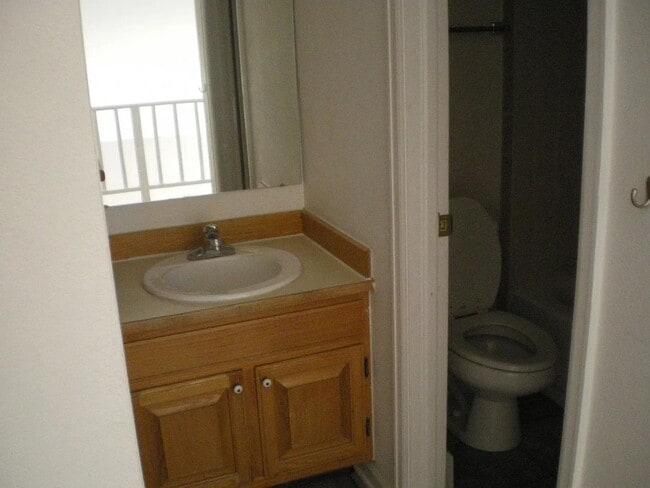 Building Photo - Bright & Convenient Unit in the Heart of B...
