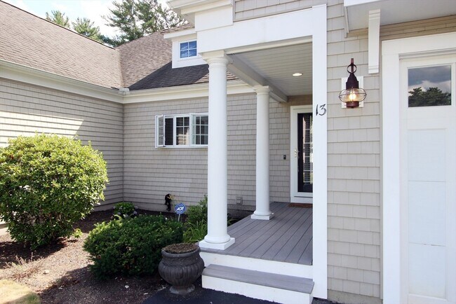 Foto del edificio - 13 Meadowlark Dr