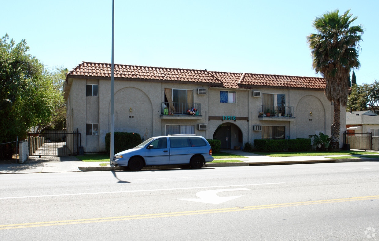 Building Photo - 13918 Vanowen St