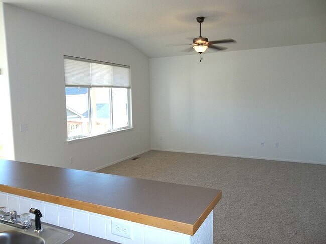 Foto del edificio - Spacious 4 Bedroom Home with Walk-Out Basement