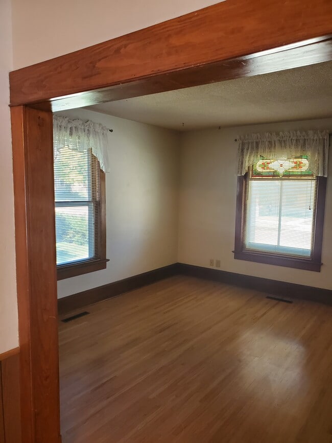 Living - 707 6th Ave