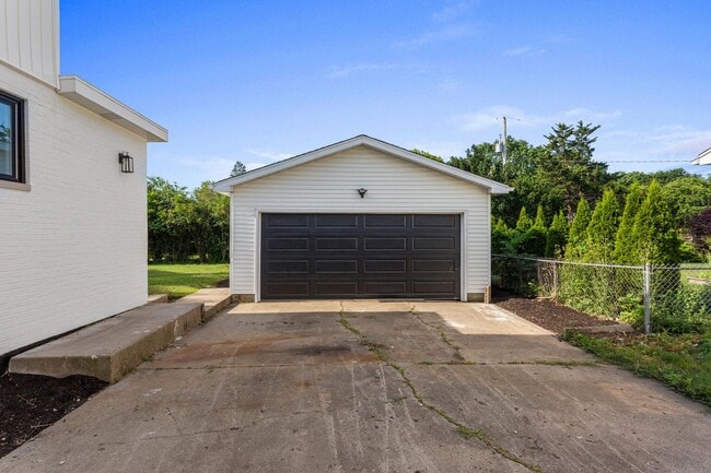 Building Photo - Four bedroom executive rental available now in Champaign's sought after Devonshire neighborhood!