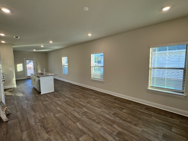 Foto del edificio - 13762 Logan Pl