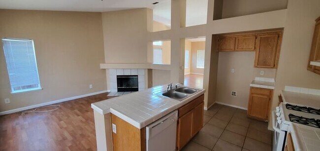 Building Photo - Stockton Attractive 4 Bedroom 2 bath Singl...