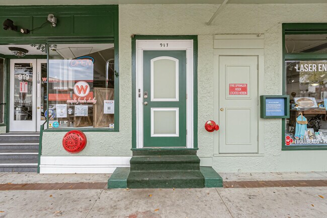 Building Photo - 915 E New Haven Ave