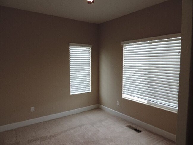 Building Photo - Beautiful 3 bedroom home, walking distance...