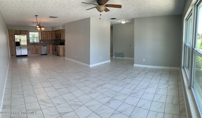 Building Photo - 465 Sundoro Ct