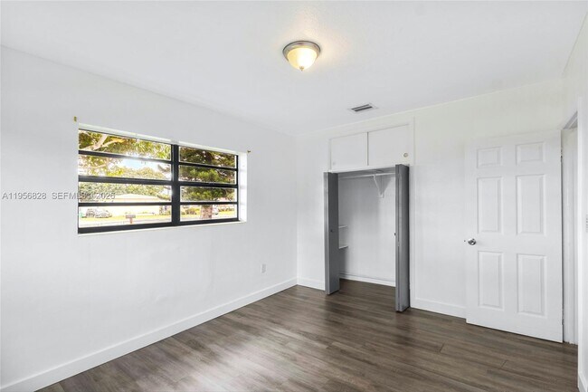 Foto del edificio - 551 NW 183rd St