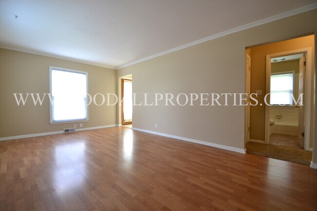 Building Photo - 3 Bedroom Home in West Des Moines with Fen...
