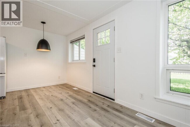 Building Photo - 373 Hillcrest Rd