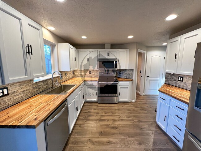 Foto del edificio - Charming Keizer Home-Coming First week of February