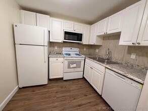 Building Photo - 1505 Crescent Cir