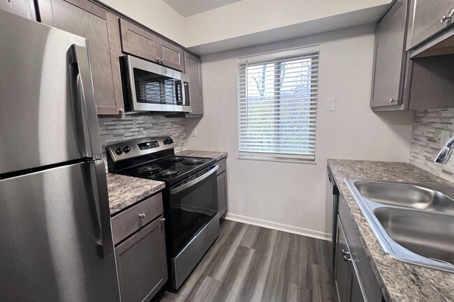 Building Photo - Hunter's Creek Apartments